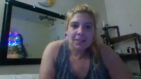 Snapshot of mandilube39 chatting on March 2, 6:27 am mindy22 online show from March 2, 6:27 am