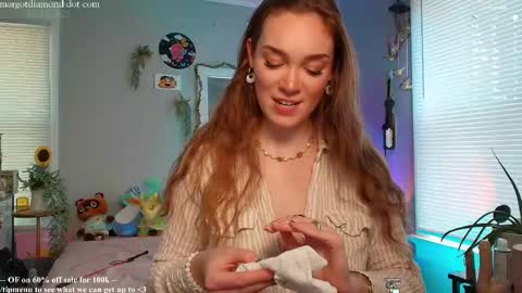 Snapshot of margotdiamond chatting on October 13, 3:36 pm online show from October 13, 3:36 pm