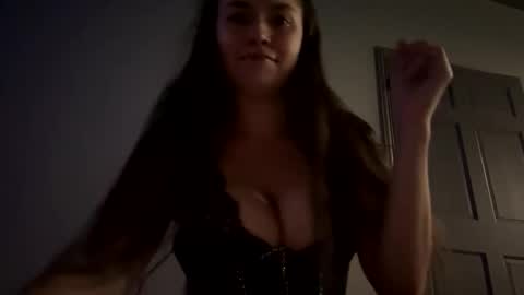 mariah_travis online show from April 4, 5:25 am