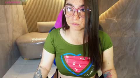 Snapshot of mariehw_r chatting on October 12, 12:42 pm Marieh online show from October 12, 12:42 pm