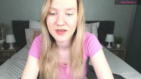 Snapshot of mariel_brown chatting on January 24, 11:04 am mariel_brown online show from January 24, 11:04 am