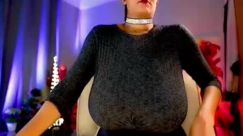 Snapshot of mariicha chatting on October 4, 6:55 am Nikita - Scroll down and read my bio please. New Pictures in Bio online show from October 4, 6:55 am