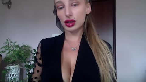 Snapshot of marilyndevilish chatting on October 16, 7:30 am MarilynDevilish online show from October 16, 7:30 am
