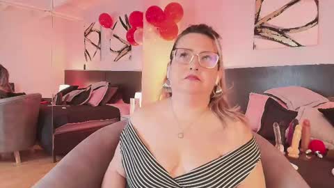 Snapshot of martinacaicedo chatting on February 15, 12:54 pm Martina Caicedo online show from February 15, 12:54 pm