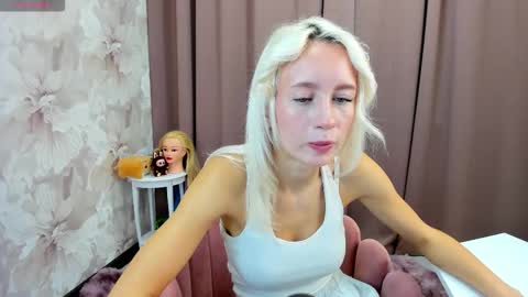 Snapshot of maryy_senn chatting on October 17, 3:10 am Luucy UTC1 Mon Tue Wed Thu Fri 0500-1130 online show from October 17, 3:10 am