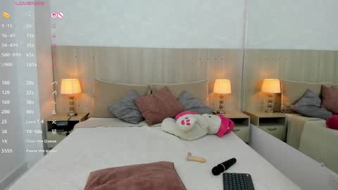 Vayolet Castro online show from April 18, 7:07 pm