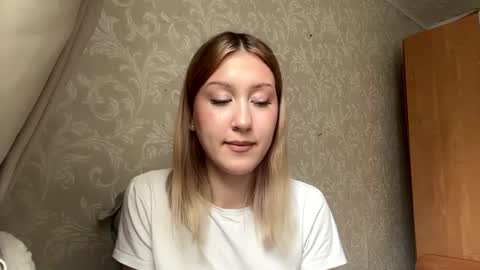 Mia online show from July 14, 9:03 am