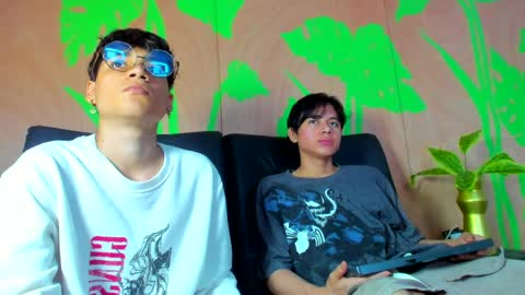 Max online show from April 10, 4:12 pm