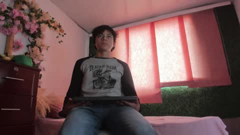 Max online show from April 4, 3:52 pm