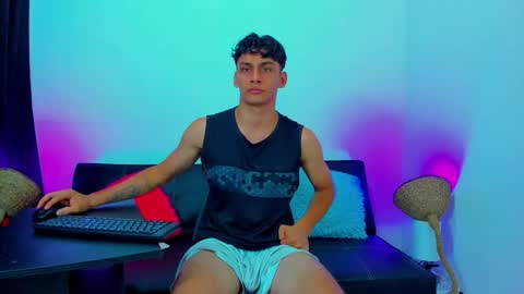 Snapshot of max_wild01 chatting on October 18, 5:28 pm MAX online show from October 18, 5:28 pm