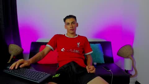 Snapshot of max_wild01 chatting on September 23, 7:02 am MAX online show from September 23, 7:02 am