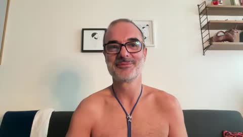 Snapshot of maxbow chatting on October 21, 2:43 pm Max Mikado online show from October 21, 2:43 pm