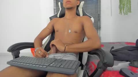 Snapshot of maxvibe420 chatting on September 16, 10:35 pm maxvibe420 online show from September 16, 10:35 pm