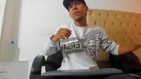 Snapshot of maxvibe420 chatting on October 16, 1:33 pm maxvibe420 online show from October 16, 1:33 pm