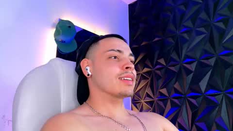 MAX online show from December 2, 9:35 pm