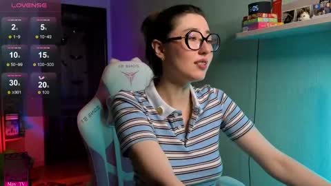 may_may_moon online show from June 8, 5:25 pm