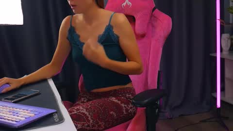 meek_cutie online show from September 22, 12:04 am