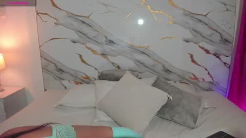 Snapshot of megan__monroe chatting on October 18, 12:59 am megan__monroe online show from October 18, 12:59 am