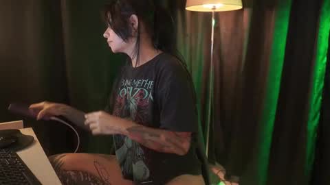 welcome guys   please  help me to reach 100 hands up Thanks  online show from January 15, 1:14 am