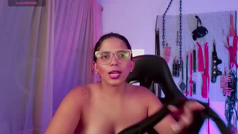 Snapshot of meggan_greey chatting on October 5, 10:17 pm Your best slave online show from October 5, 10:17 pm