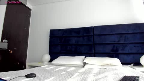 Melanie roux  online show from December 14, 1:39 pm