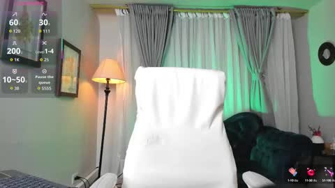 Snapshot of melanie_silver_ chatting on October 2, 9:13 pm Melanie online show from October 2, 9:13 pm