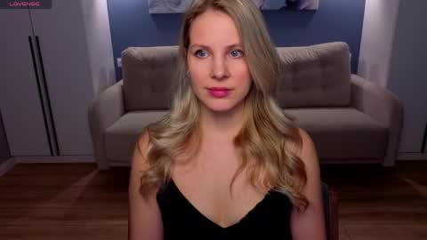 Melanie Bennett online show from April 17, 8:17 am