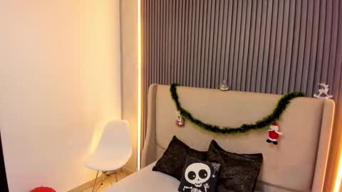 MelanieRoah online show from December 22, 7:42 pm