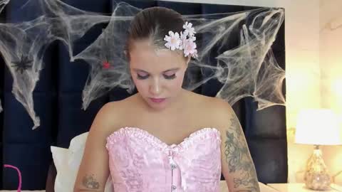 Snapshot of melanieroux chatting on October 8, 8:15 pm Melanie Roux online show from October 8, 8:15 pm