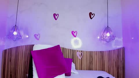 Snapshot of melanieroux chatting on February 8, 10:51 pm Melanie Roux online show from February 8, 10:51 pm