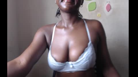 Snapshot of melanin_coco chatting on September 16, 9:23 am Bene online show from September 16, 9:23 am