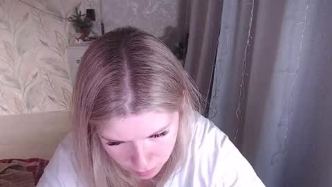 Melissa  Ray online show from December 4, 11:43 am