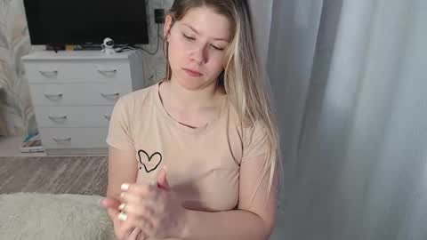 Melissa  Ray online show from February 17, 10:07 am