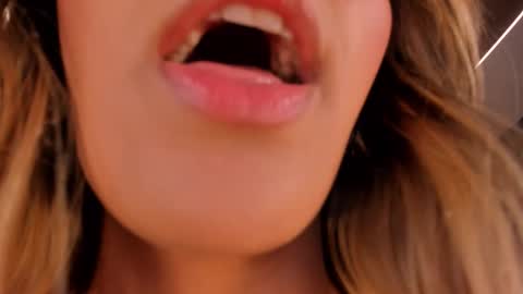 Snapshot of melissamoore_ chatting on October 17, 3:32 am Call me Meli online show from October 17, 3:32 am