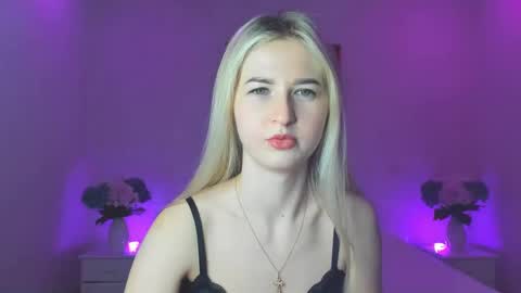 Snapshot of mellina_tey chatting on February 18, 9:42 pm Mellina online show from February 18, 9:42 pm