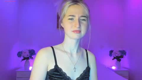 Snapshot of mellina_tey chatting on February 9, 11:25 pm Mellina online show from February 9, 11:25 pm