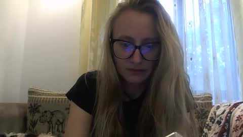 Snapshot of melly_rosey chatting on October 3, 6:43 am Melly online show from October 3, 6:43 am