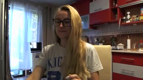 Snapshot of melly_rosey chatting on September 19, 7:01 am Melly online show from September 19, 7:01 am