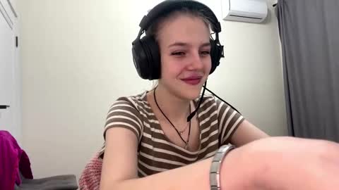 Hi Im Aria 18 years old online show from January 16, 3:10 pm