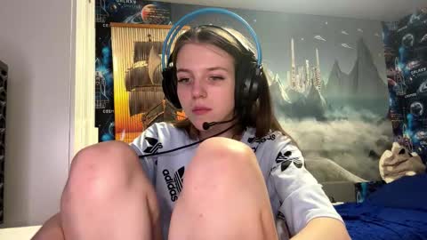 Hi Im Aria 18 years old online show from December 22, 1:51 pm