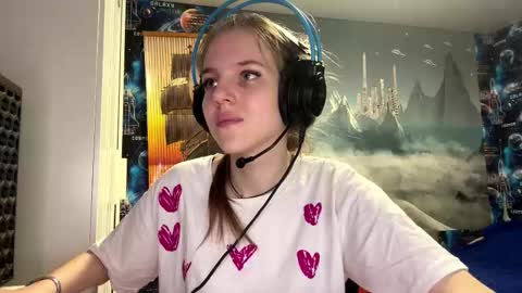 Hi Im Aria 18 years old online show from November 13, 1:47 pm