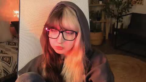 Mia online show from October 19, 4:11 pm