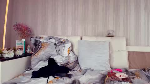 Snapshot of meowroslava chatting on October 6, 12:12 pm meowroslava online show from October 6, 12:12 pm