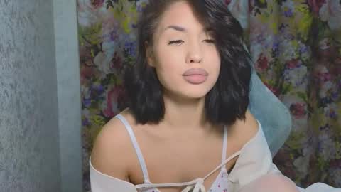 Mia online show from December 2, 7:45 pm