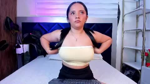 Mia online show from August 9, 7:40 pm