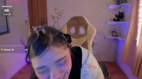 Snapshot of mia_cat05 chatting on October 7, 6:04 pm Mia online show from October 7, 6:04 pm