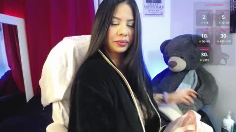 Mia online show from November 3, 10:16 am