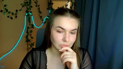 mia_lemm online show from March 17, 7:24 am