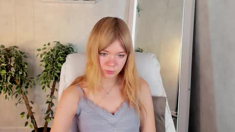 Snapshot of mia_liwis chatting on October 7, 10:44 am Minnie online show from October 7, 10:44 am
