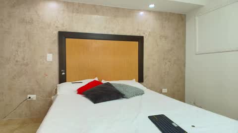 MIALOPEZ      .     Y      .      online show from March 4, 7:22 pm